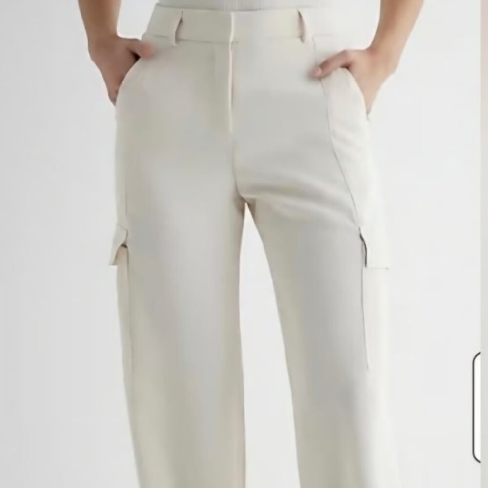 EXPRESS Cream Cargo Pants ( Size 2 Short)